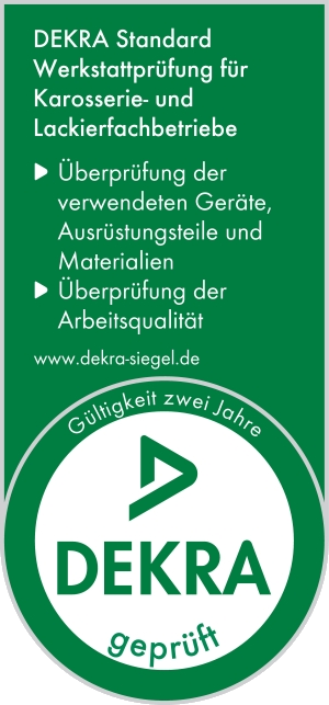 "DEKRA_Siegel_original_freigestellt.png" "DEKRA-Siegel Karosserie- & Lackierfachbetrieb"