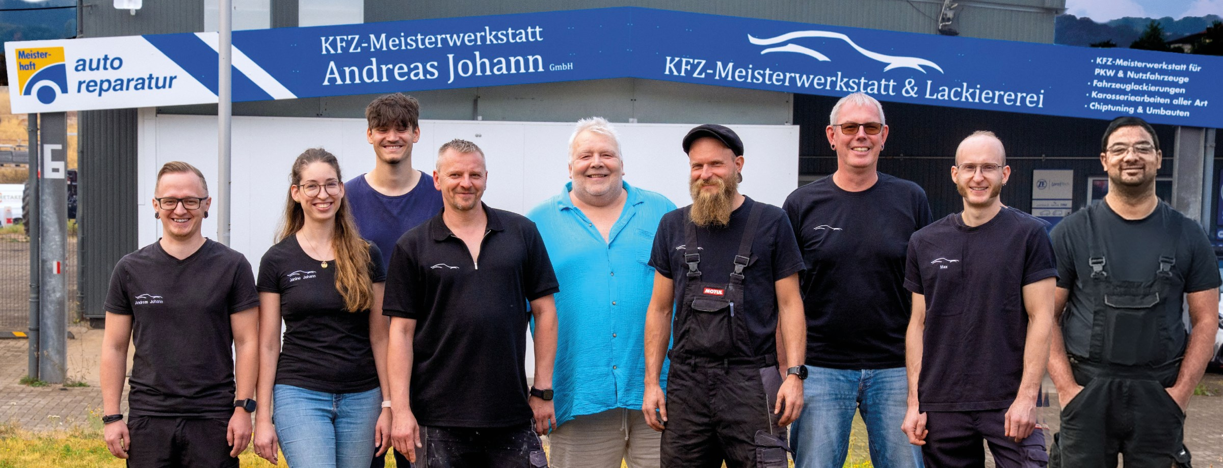 "Team der KFZ-Meisterwerkstatt Andreas Johann GmbH" "Bild Teamfoto_KFZ-Meisterwerkstatt_Andreas_Johann_GmbH_ATR_FINAL.png"