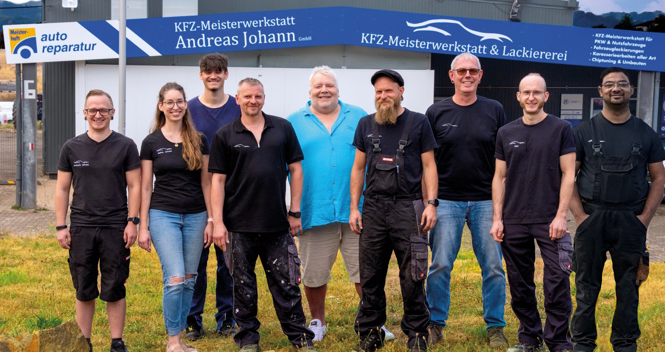 "Team der KFZ-Meisterwerkstatt Andreas Johann GmbH 1" "Bild Teamfoto_KFZ-Meisterwerkstatt_Andreas_Johann_GmbH_mit_Azubi_small.jpg"